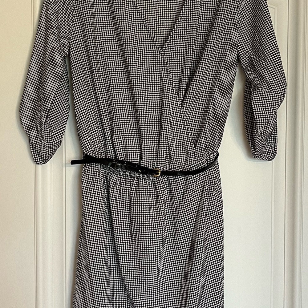 Guess Black and White Dress with V-Neck 3/4 Sleeves